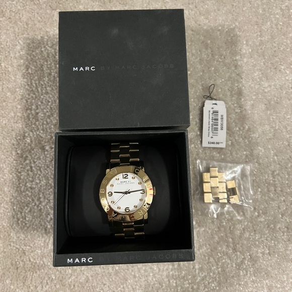 Marc Jacob Gold Watch - Picture 2 of 6